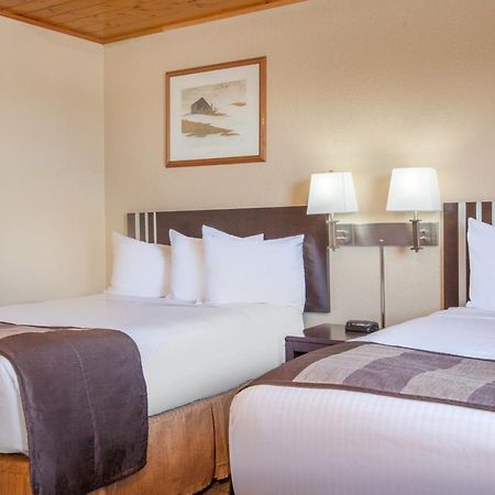 Econo Lodge Inn & Suites Медисин Хет Екстериор снимка