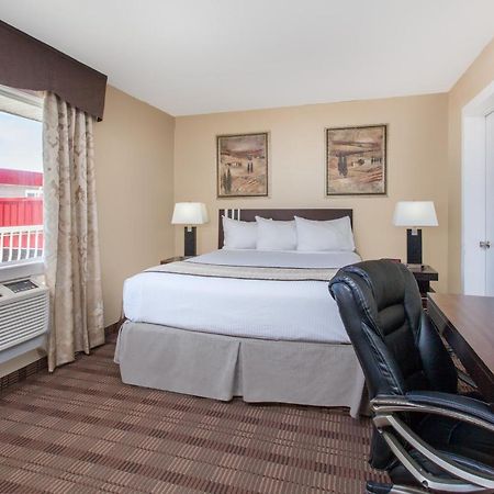Econo Lodge Inn & Suites Медисин Хет Екстериор снимка