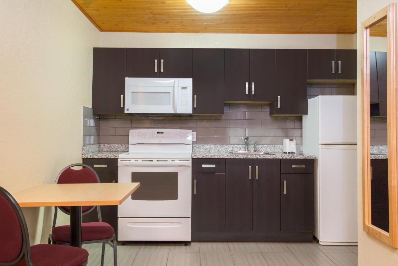 Econo Lodge Inn & Suites Медисин Хет Екстериор снимка