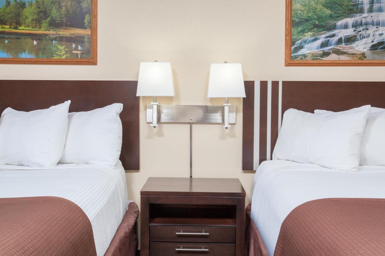 Econo Lodge Inn & Suites Медисин Хет Екстериор снимка