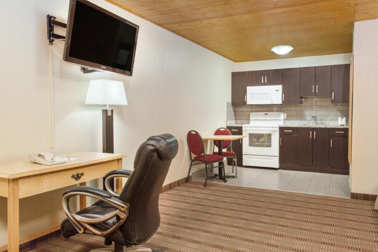 Econo Lodge Inn & Suites Медисин Хет Екстериор снимка