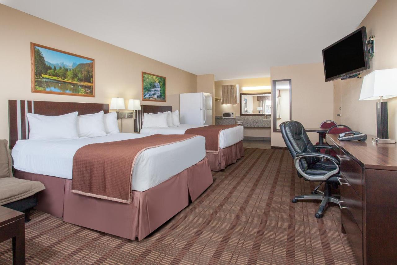Econo Lodge Inn & Suites Медисин Хет Екстериор снимка