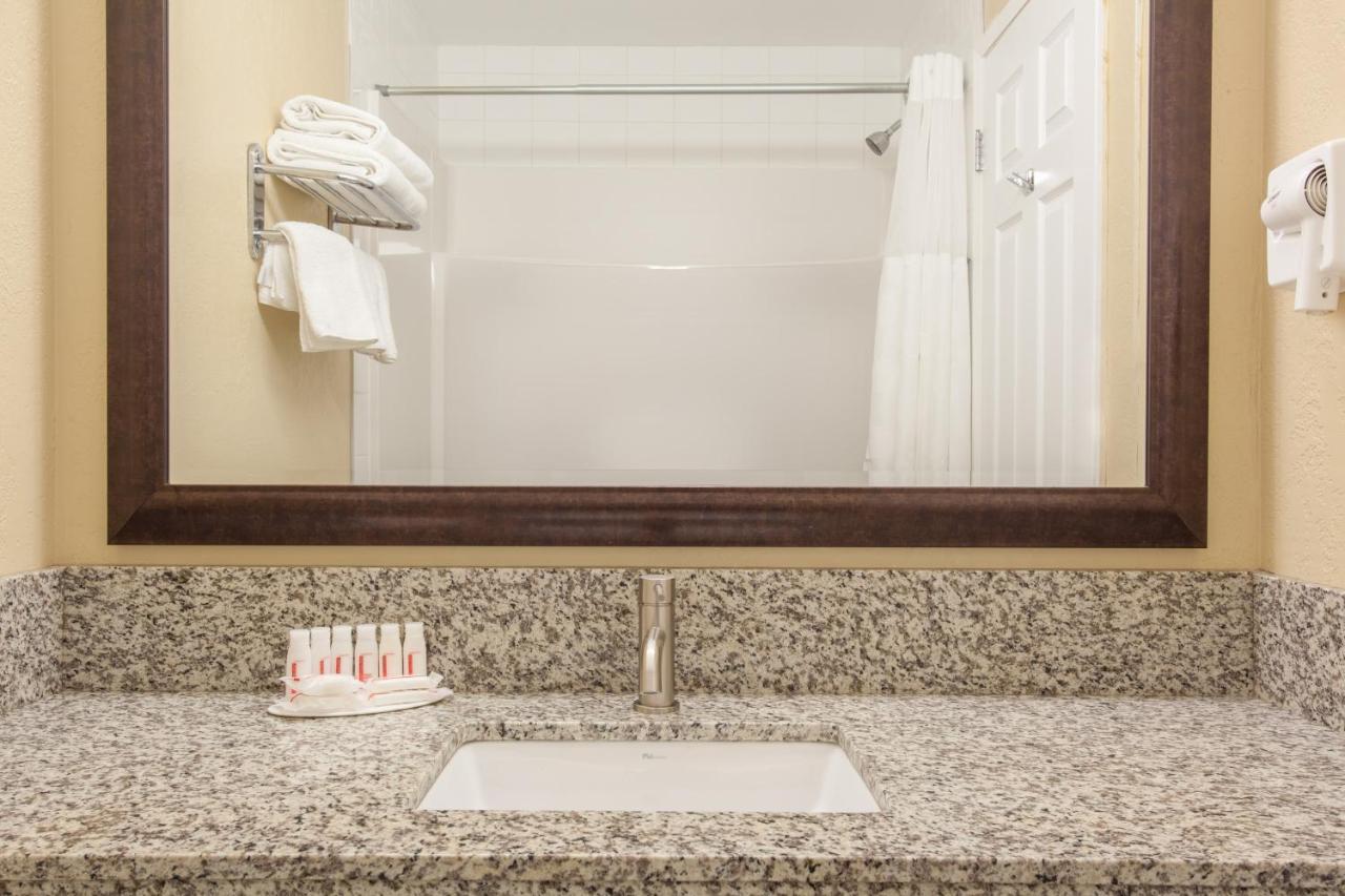 Econo Lodge Inn & Suites Медисин Хет Екстериор снимка