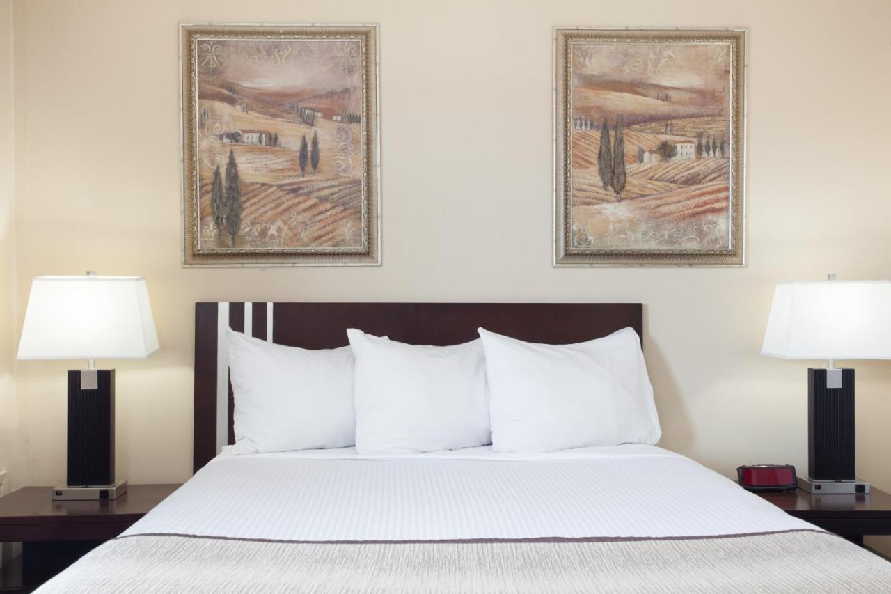 Econo Lodge Inn & Suites Медисин Хет Екстериор снимка