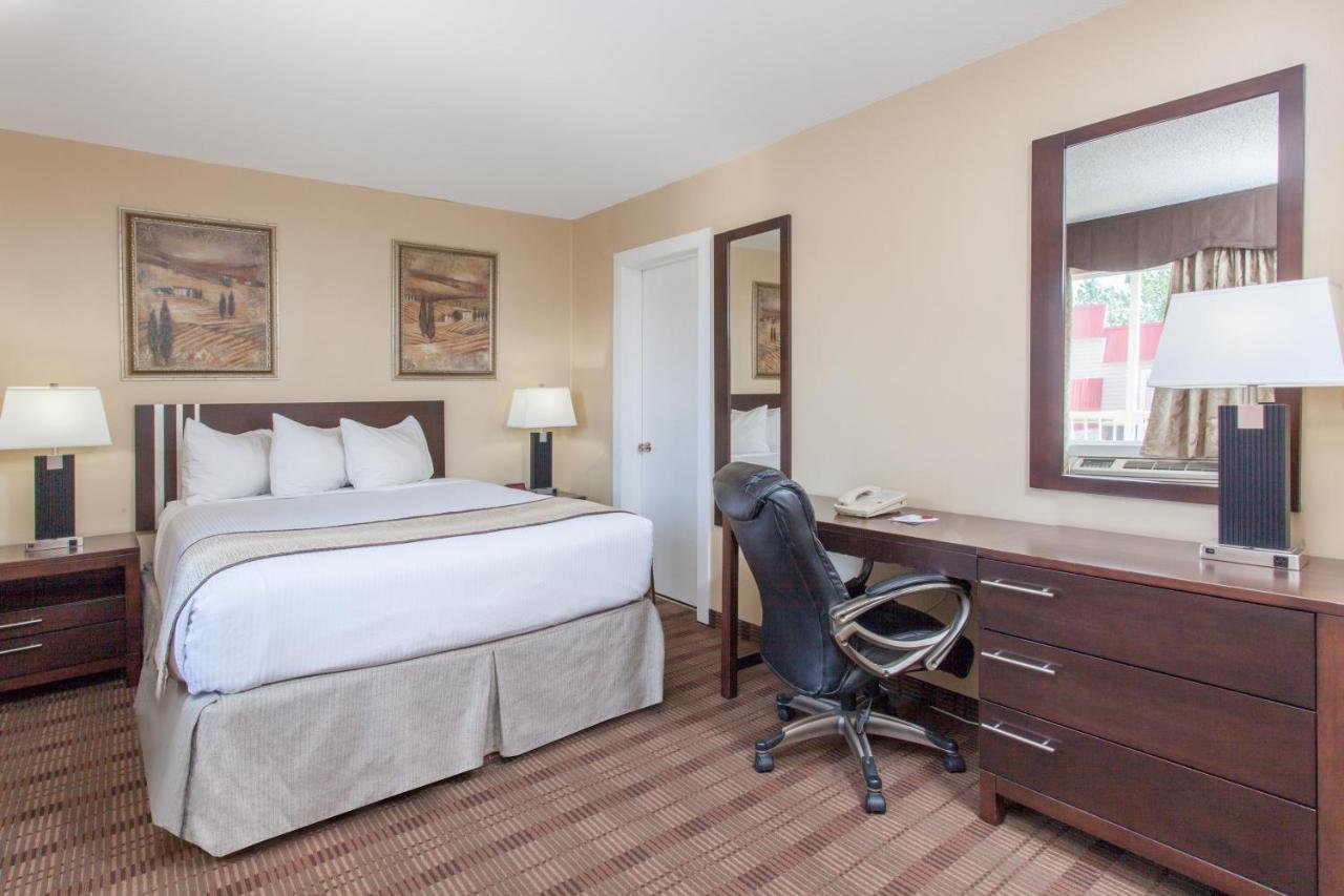 Econo Lodge Inn & Suites Медисин Хет Екстериор снимка