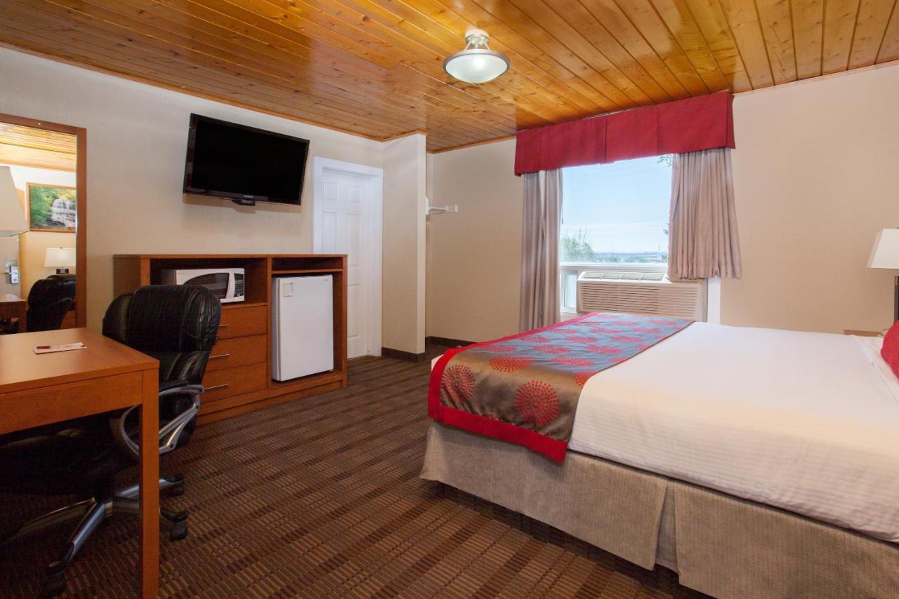 Econo Lodge Inn & Suites Медисин Хет Екстериор снимка