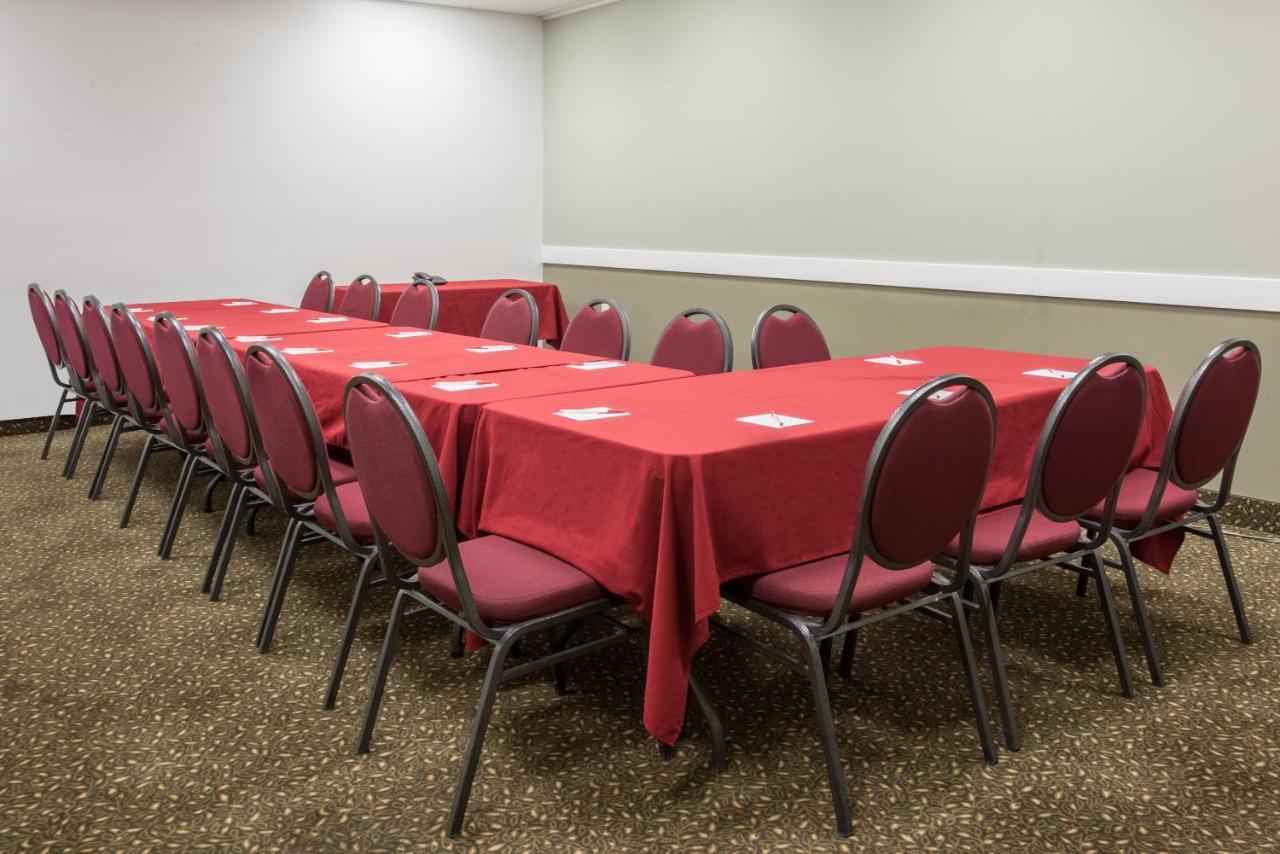 Econo Lodge Inn & Suites Медисин Хет Екстериор снимка