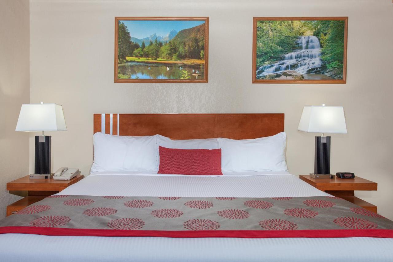 Econo Lodge Inn & Suites Медисин Хет Екстериор снимка