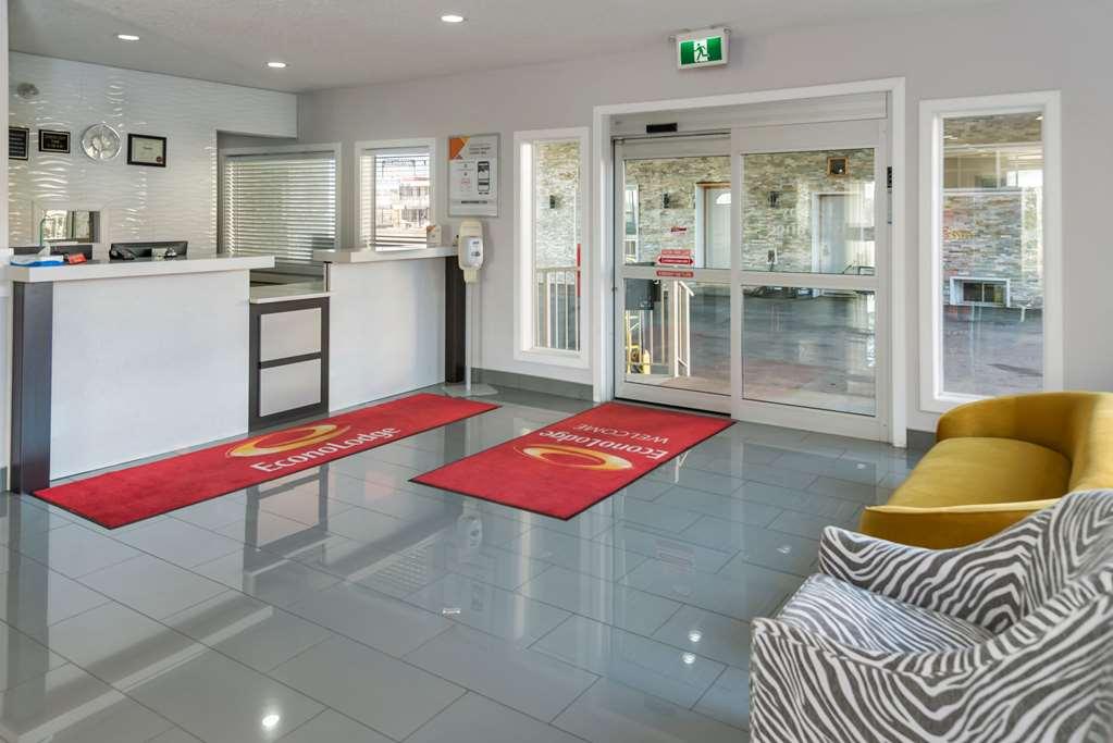 Econo Lodge Inn & Suites Медисин Хет Интериор снимка