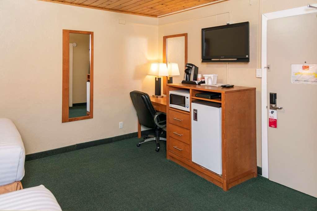 Econo Lodge Inn & Suites Медисин Хет Стая снимка