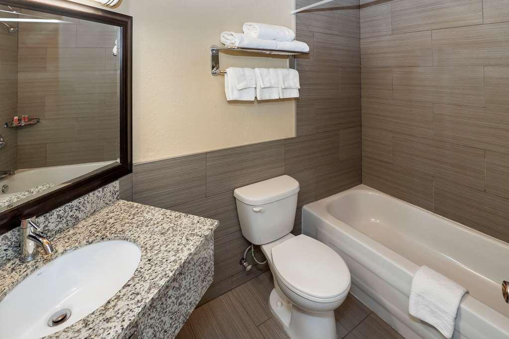 Econo Lodge Inn & Suites Медисин Хет Екстериор снимка