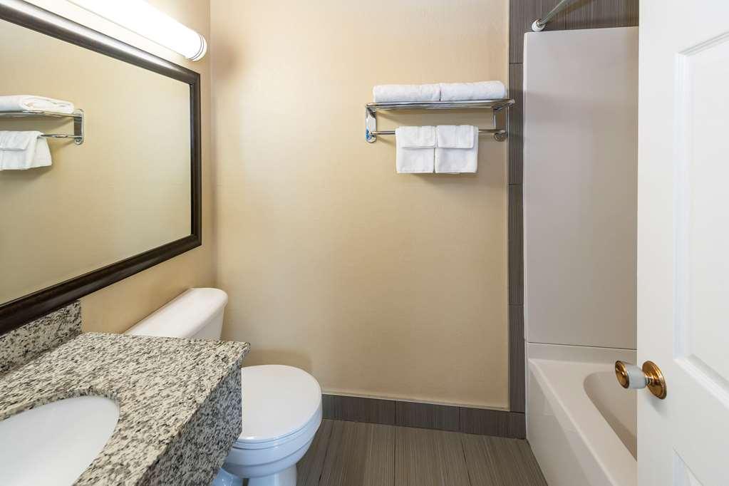 Econo Lodge Inn & Suites Медисин Хет Екстериор снимка