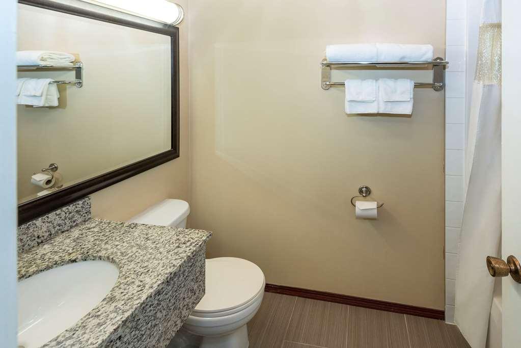 Econo Lodge Inn & Suites Медисин Хет Екстериор снимка