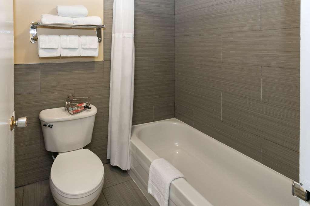 Econo Lodge Inn & Suites Медисин Хет Екстериор снимка
