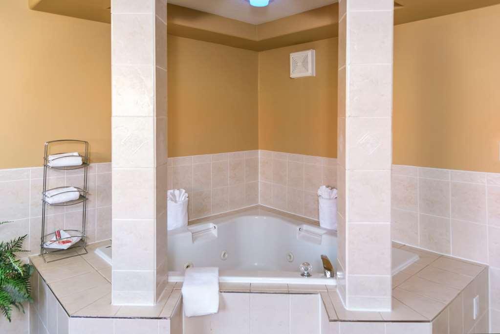 Econo Lodge Inn & Suites Медисин Хет Стая снимка