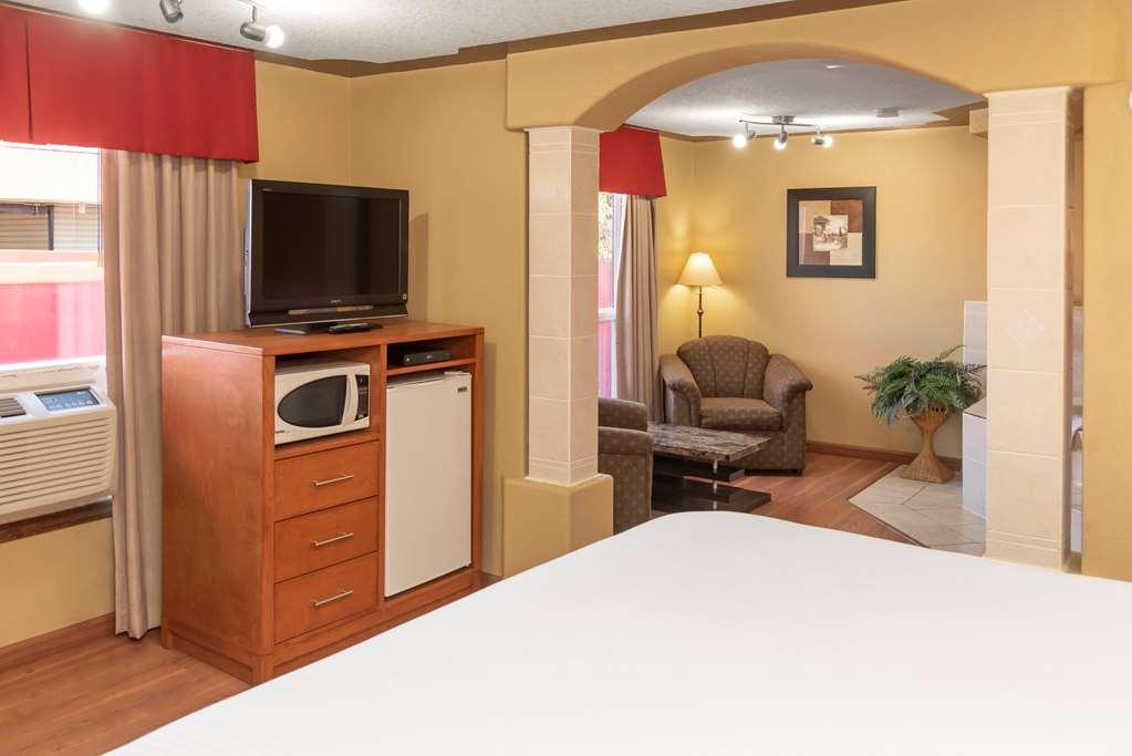 Econo Lodge Inn & Suites Медисин Хет Стая снимка